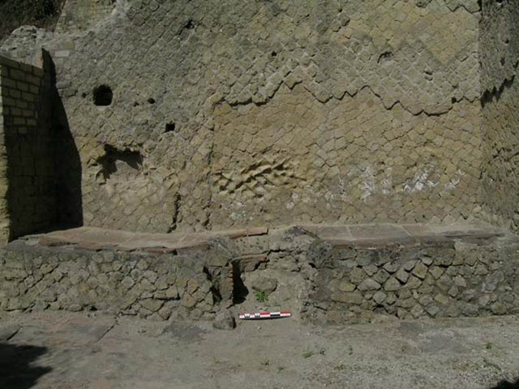 Ins Or II, 18, Herculaneum. May 2006.
The podium leans against the north wall with a hole in the centre for the lead or terracotta heater/boiler.
Photo courtesy of Nicolas Monteix.